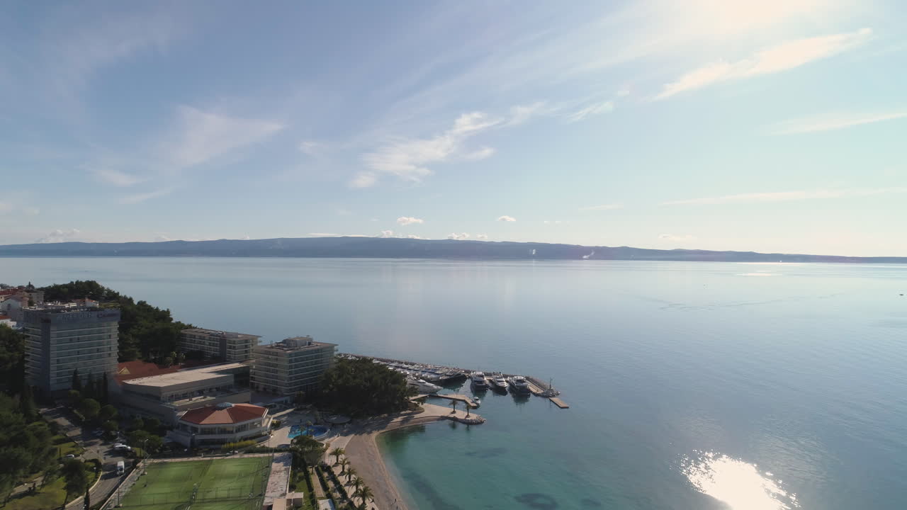 zona turística costera con edificio de hotel en split city, croacia
