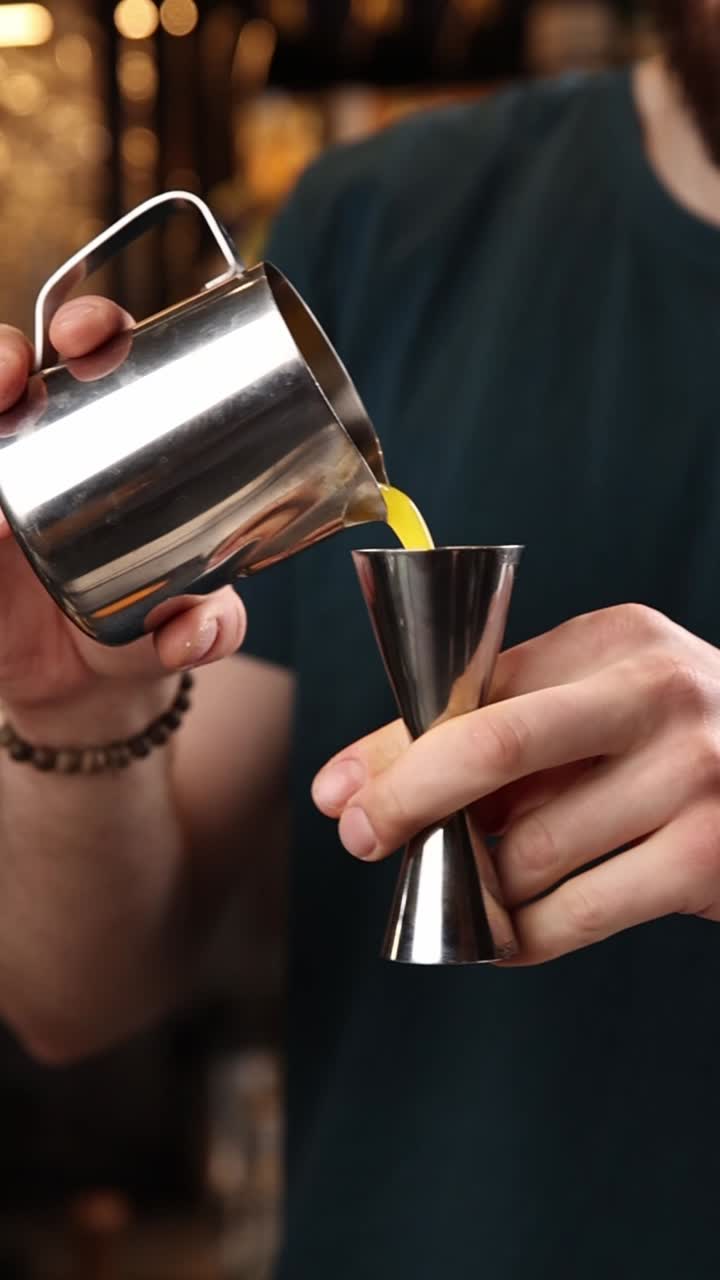 Versare un cocktail in un misurino
