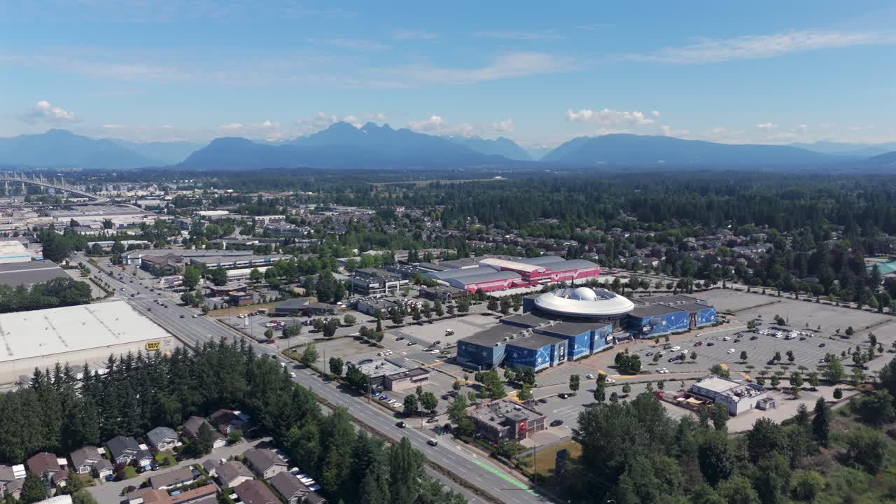 Vista panoramica del cinema Cineplex Cinemas Langley nel comune di Langley, BC, Canada. Ripresa aerea con drone.