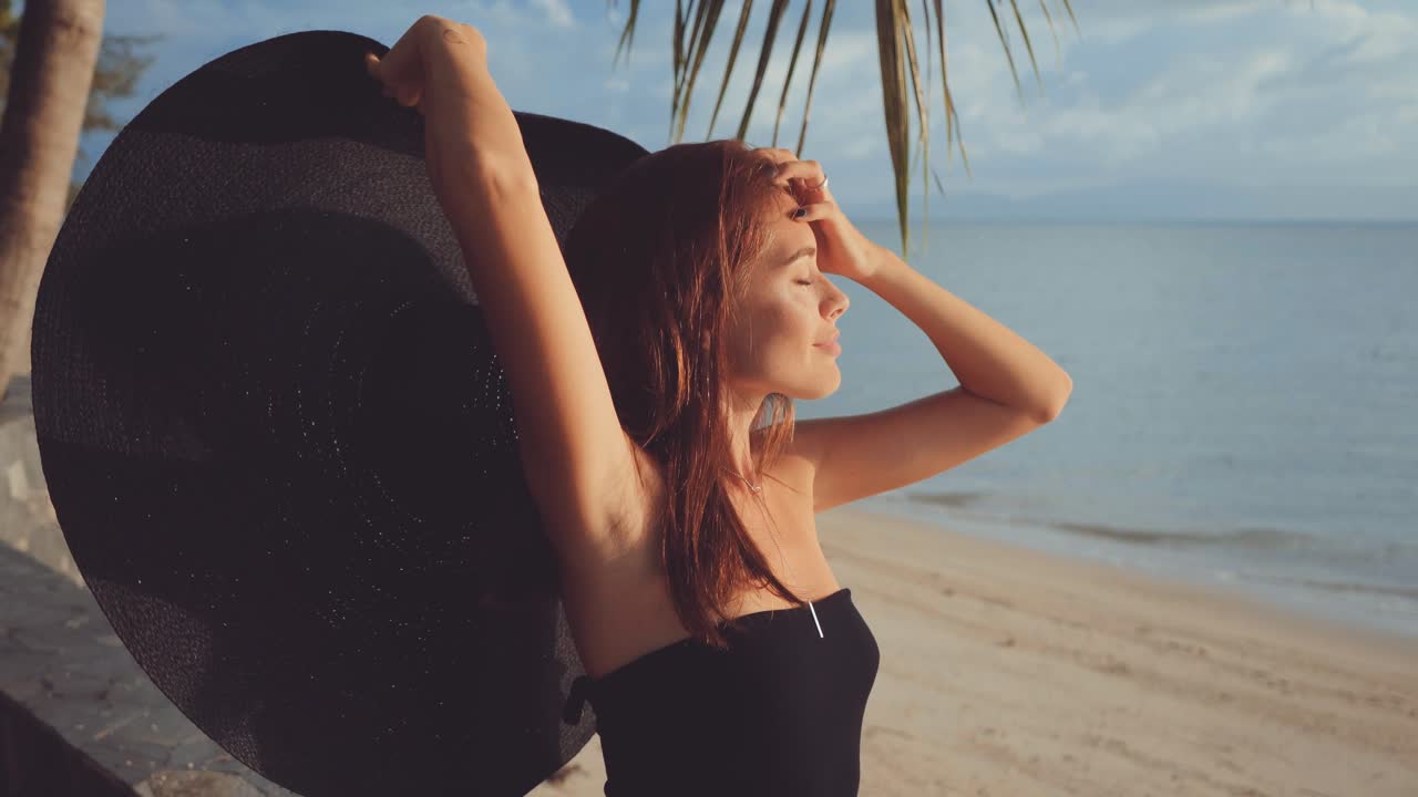 Modella in posa per un servizio fotografico su una spiaggia tropicale