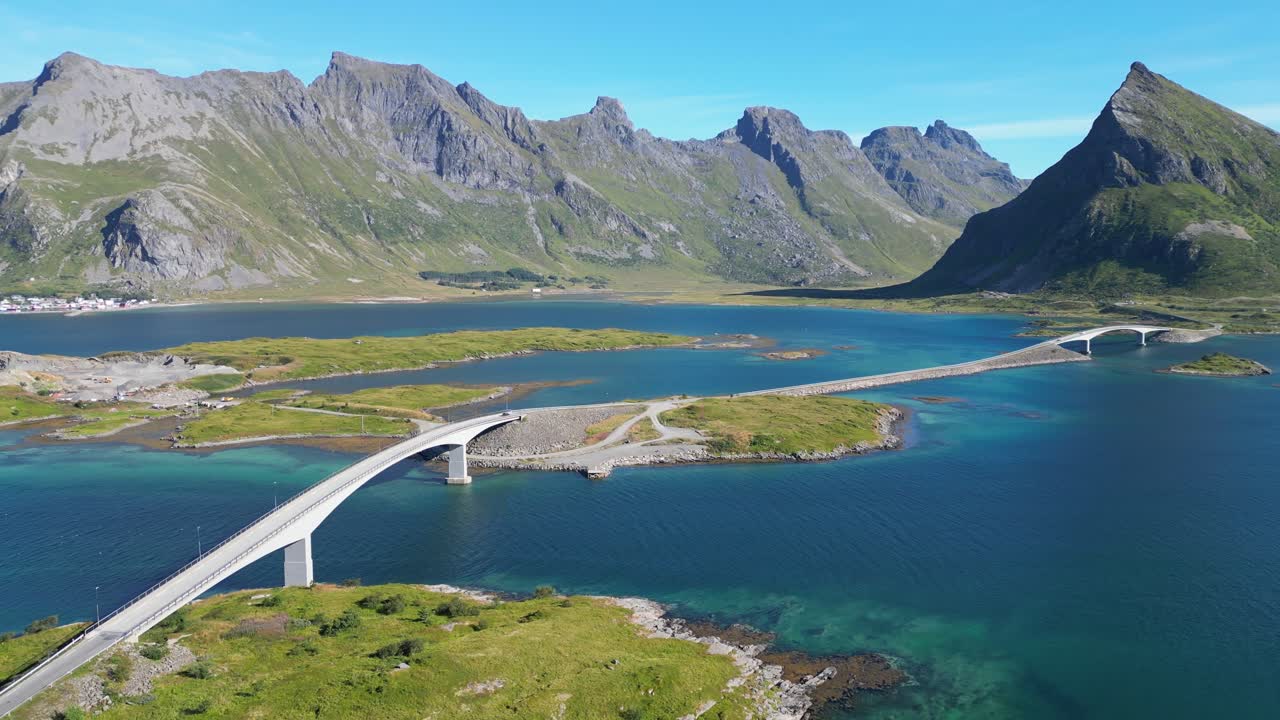 Lofotenöarnas bro och natursköna väg i Norge, Skandinavien - Panorering höger
