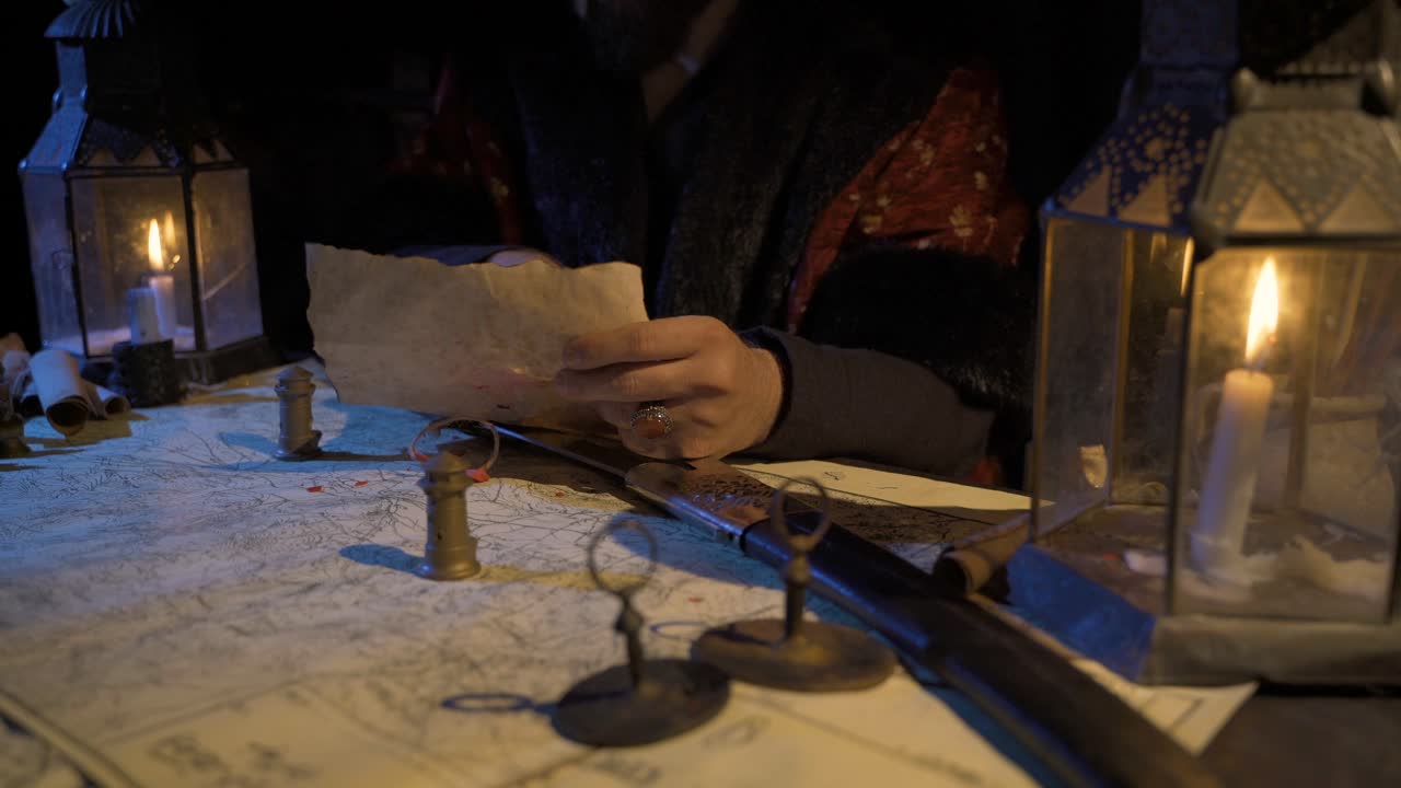 고대 시대의 문서를 읽는 것입니다.