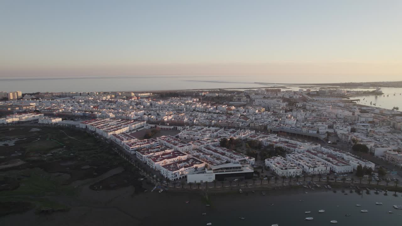 drone riser view al atardecer sobre isla cristina en huelva, españa