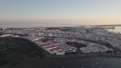 Drohnen-Riser-Blick-Bei-Sonnenuntergang-über-Der-Isla-Cristina-In-Huelva,-Spanien