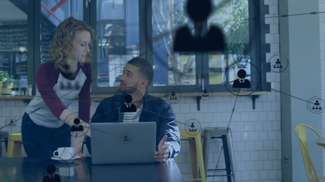 animación de la red de conexiones con iconos sobre diversos colegas discutiendo el trabajo en la oficina