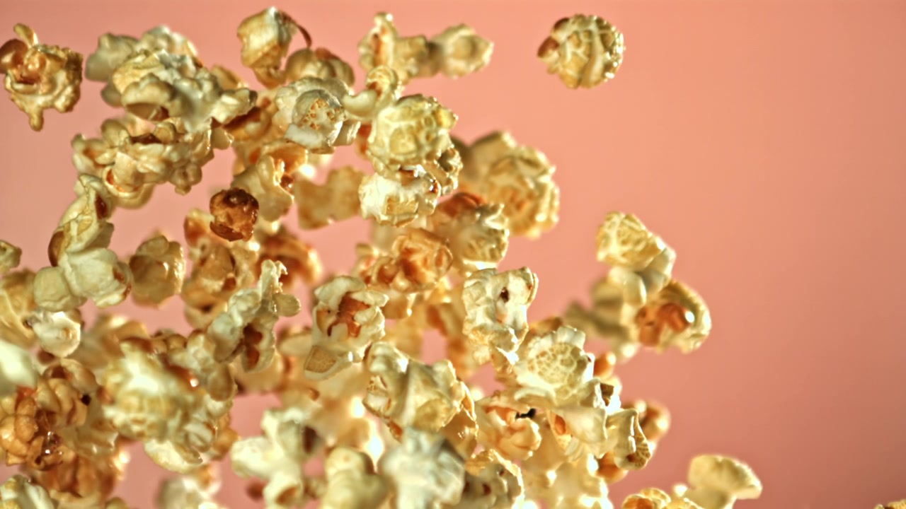 Popcorn al caramello che volano e cadono in super rallentatore