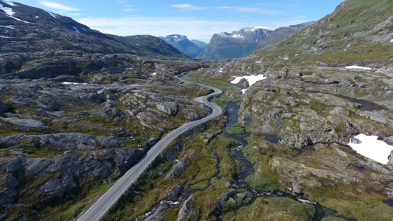 vista aérea de la montaña y el camino a dalsnibba, paisaje de primavera, noruega