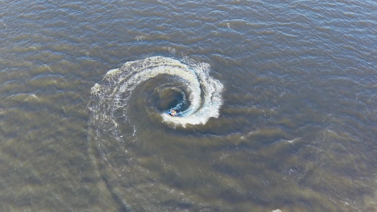 Ripresa al rallentatore con drone di una moto d'acqua su un lago