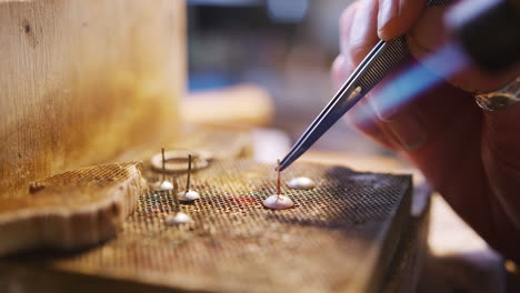 Primer-Plano-De-Aretes-De-Soldadura-De-Joyería-Femenina-En-El-Estudio