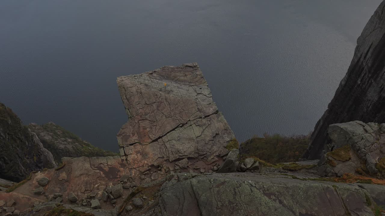 Dronebillede af Preikestolen med flad top og fjord nedenfor, Norge.