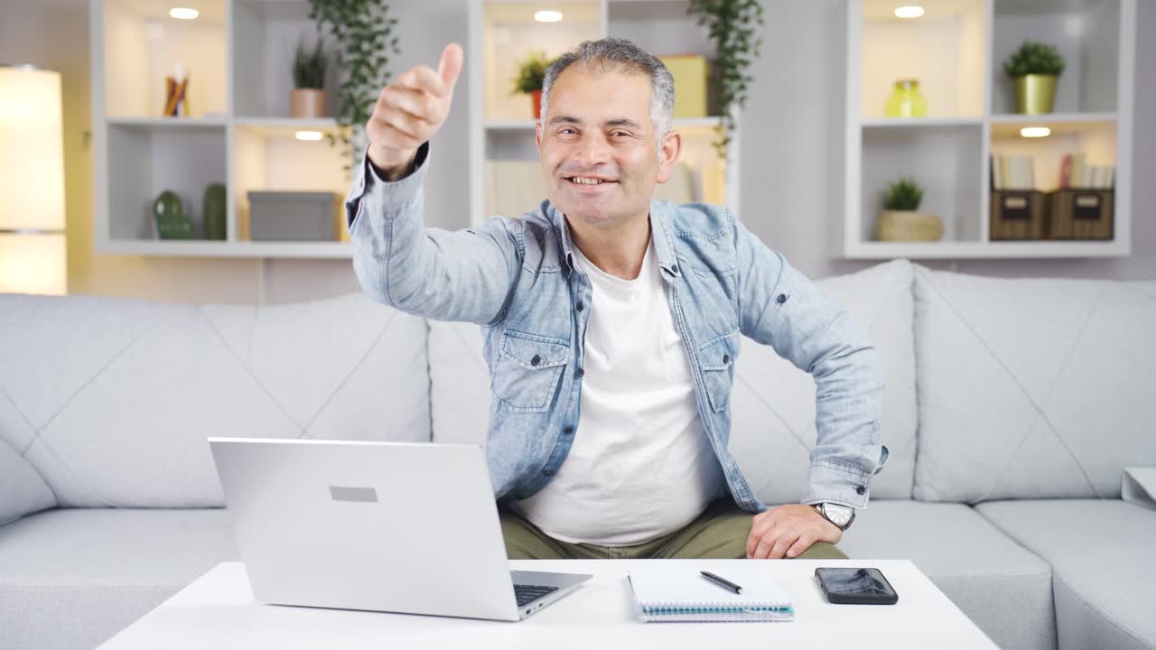 카메라를 보는 남자는 당신이 놀라운 사람이라고 말합니다.