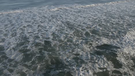 Olas-Del-Mar-Del-Océano-Cristalino-Durante-El-Verano-En-Long-Beach-Island-En-Nueva-Jersey,-EE.UU.