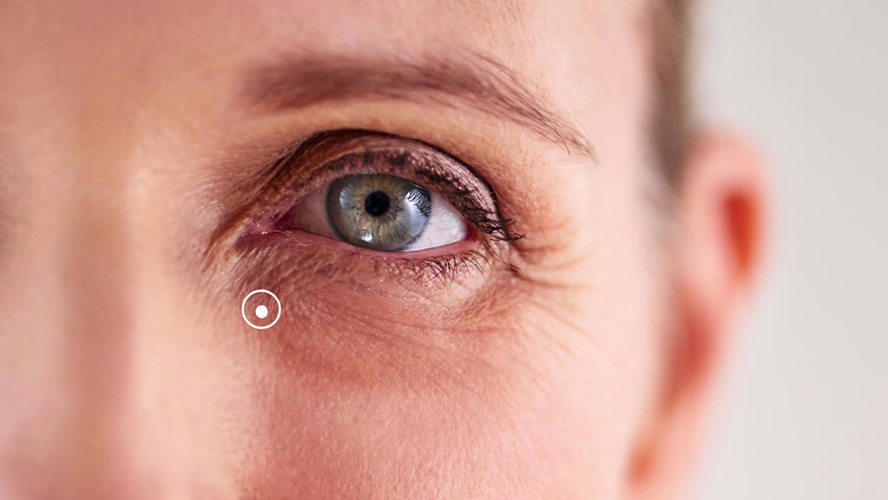 여자의 눈은 주름과 눈 아래의 원을 가지고 있습니다.