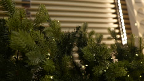 Tiro-Vertical-Del-árbol-De-Navidad-Adornado-Con-Luces-En-Un-Centro-Comercial