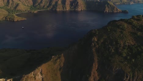 Excelente-Toma-Aérea-De-Montañas-Que-Rodean-Un-Lago-En-El-Parque-Nacional-De-Komodo,-Indonesia