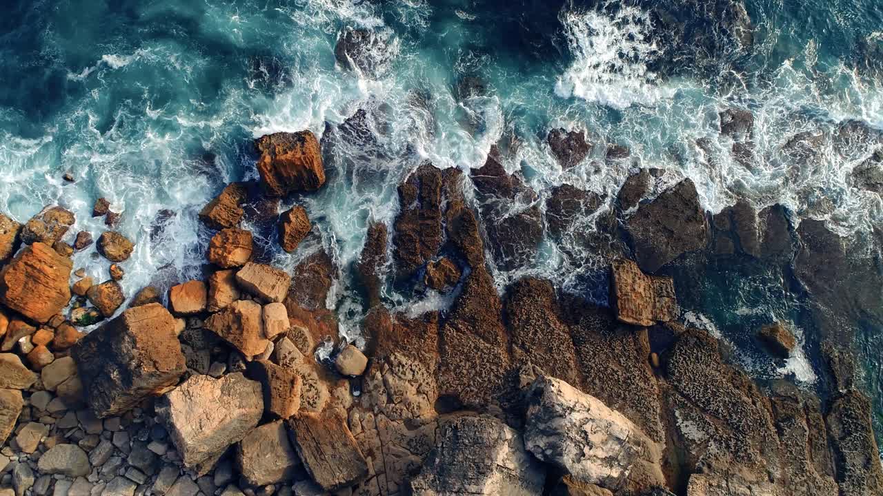 Splendide onde marine si infrangono sulle rocce.