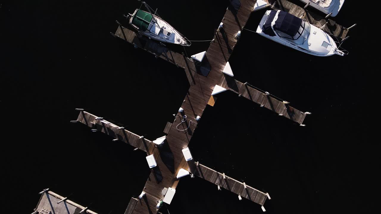 늦은 가을 반쯤 비어 있는 정박지의 조감도, 대부분의 보트는 겨울을 대비해 창고에 보관