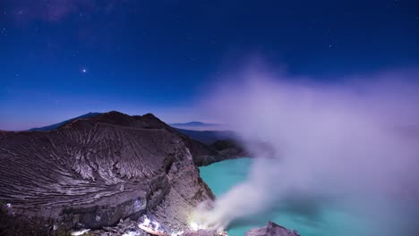 Creador-De-Ijen-Resoplando-Bajo-Un-Cielo-Iluminado-Por-La-Luna-Lleno-De-Estrellas