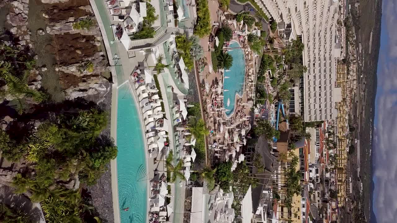 여행 휴가를 위한 대형 리조트와 고급 호텔 홈스테이가 있는 테네리페 섬의 수직 조감도