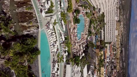 Vertikale-Luftaufnahme-Der-Insel-Teneriffa-Mit-Großem-Resort-Und-Luxushotel-Gastfamilie-Für-Reiseurlaub