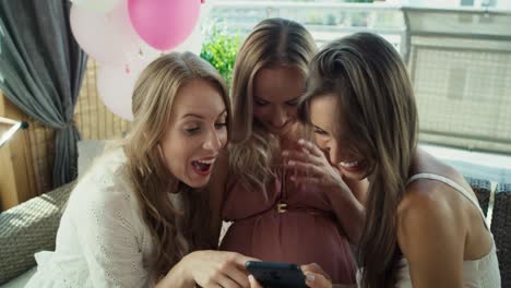 Un-Grupo-De-Mujeres-Adultas-Se-Hacen-Selfies-En-El-Baby-Shower.