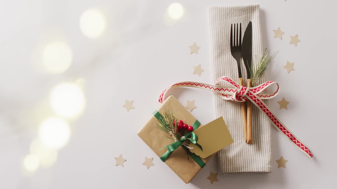 video de la configuración del lugar de navidad con cubiertos y espacio de copia sobre fondo blanco