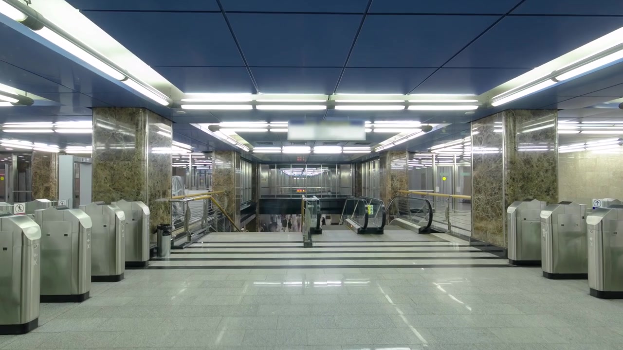 Estación de metro moderna con torniquete. Timelapse, hyperlapse del Metro Vistavochnaya. Moscú, Rusia