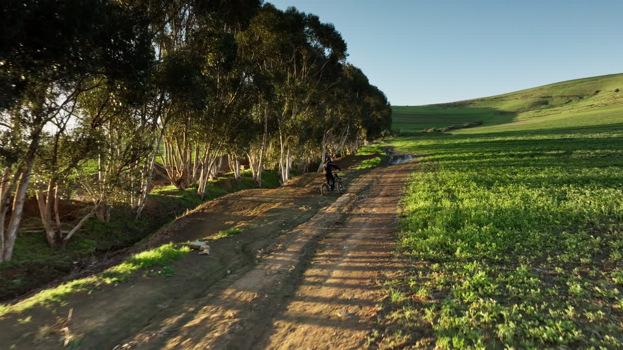 산악 자전거 타는 사람 이 언덕 을 올라가고 있다