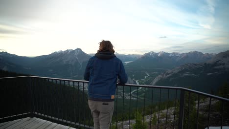 Junger-Gutaussehender-Mann-Mit-Blick-Auf-Den-Jasper-Nationalpark,-Alberta,-Kanada