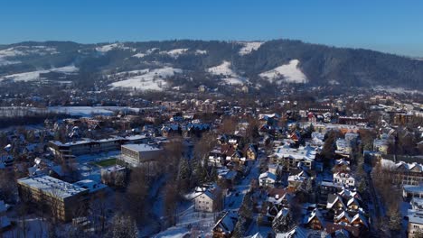 Vista-Aérea-De-La-Ciudad-Nevada-De-Zakopane,-Polonia-En-Invierno