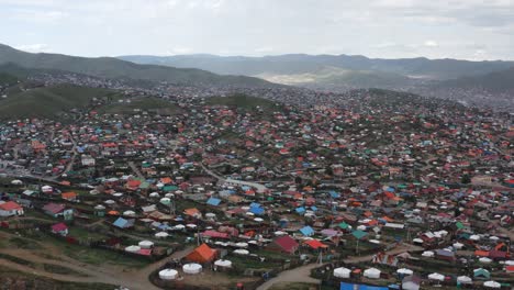 toma de grúa del área residencial de ulaanbaatar, la capital de mongolia