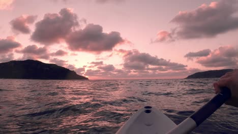 Pov-Von-Person-Paddelboot,-Genießen-Sie-Den-Wunderschönen-Sonnenuntergang-über-Dem-Idyllischen-Ozean