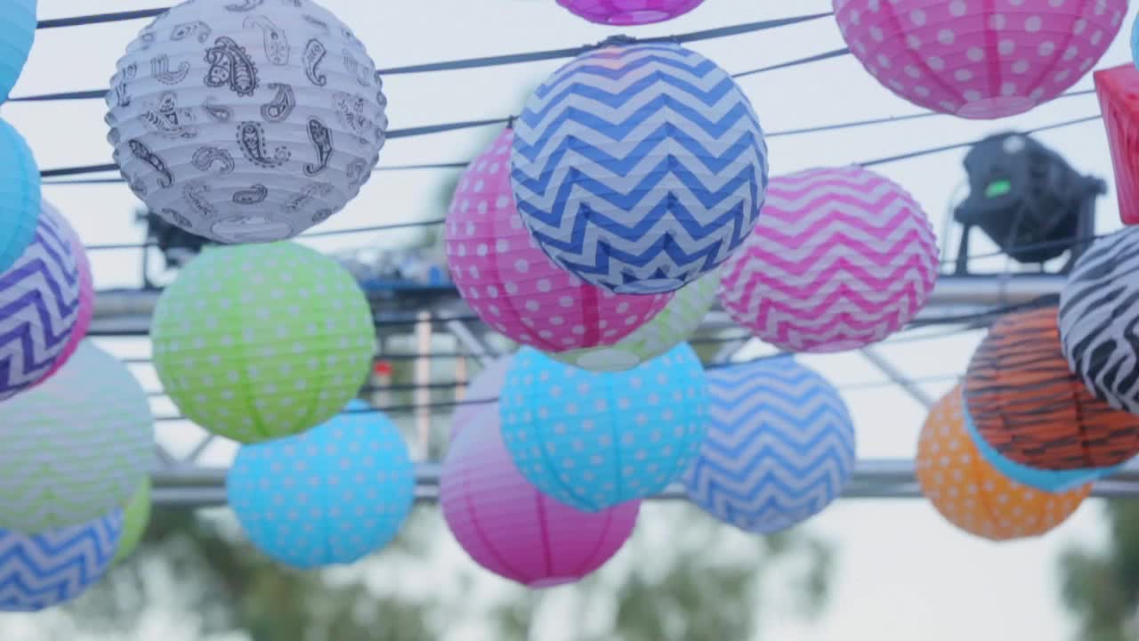 linternas de papel en un festival al aire libre