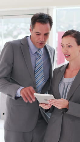 personas de negocios que usan tabletas