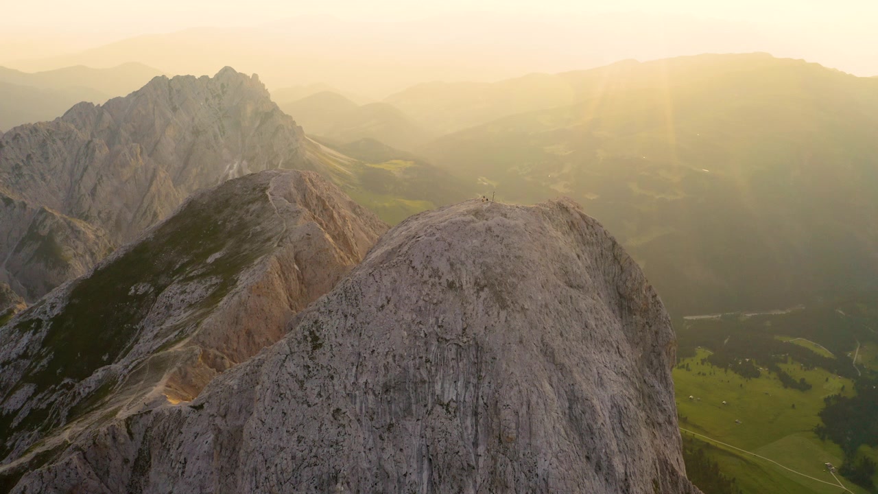 Alto Adige, Plose Peitlerkofel: alba epica sulla cima della montagna che sorge alta all'ora d'oro, vista aerea sopra la valle.
