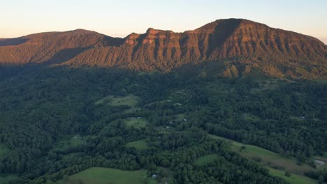 Monte-Burrell-Durante-La-Puesta-De-Sol-En-Tweed-Shire,-Región-De-Los-Ríos-Del-Norte-De-Nueva-Gales-Del-Sur,-Australia