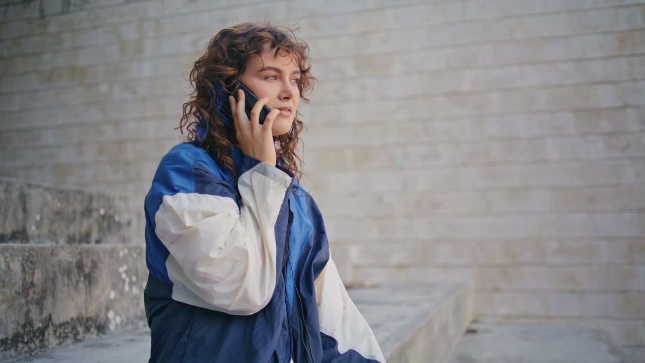 멋진 스터가 휴대전화로 전화하고 도시 주말에 혼자 휴식을 취하고