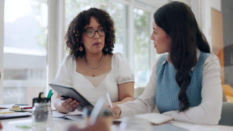 mujeres de negocios en la reunión