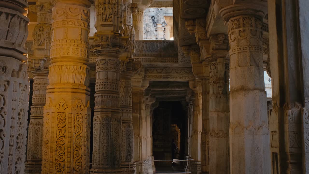 las columnas del hermoso templo jainista de ranakpur o chaturmukha dharana vihara mandir en ranakpur, rajasthan, india.