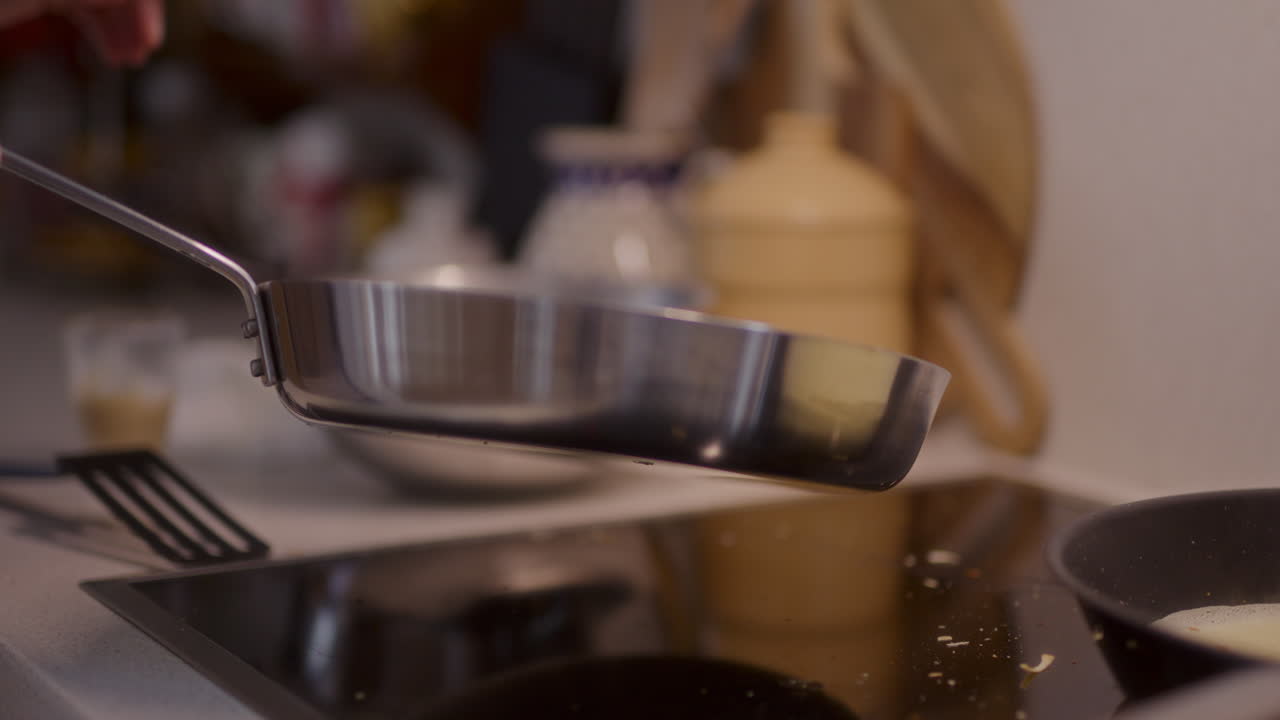 팬에 팬케이크를 구워서 클로즈업