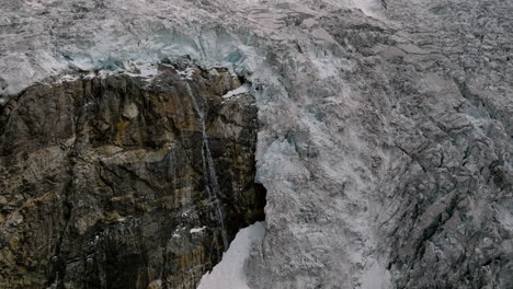 Agua-Que-Fluye-Desde-El-Borde-Del-Glaciar-Adishi-En-La-Montaña-Del-Cáucaso---Toma-Aérea