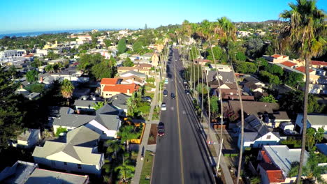 Toma-Aérea-En-Aumento-Sobre-Una-Calle-Bordeada-De-Palmeras-En-El-Sur-De-California-1