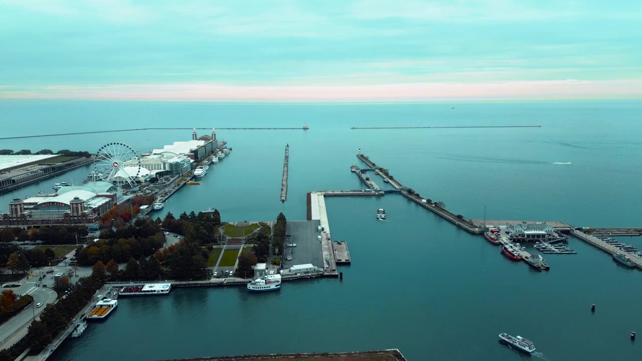 Una veduta aerea cinematografica con drone del lungomare di Chicago, che mostra un grattacielo in costruzione, il lago Michigan, il porto e le aree della marina vicine. Questa scena cattura il contrasto tra u