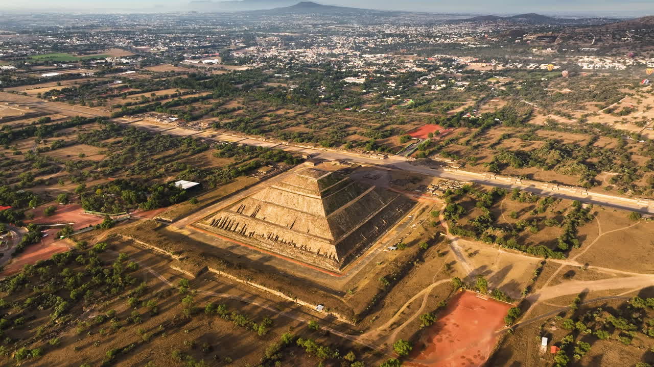 vista aérea alrededor de la pirámide del sol, hora dorada en teotihuacan, méxico