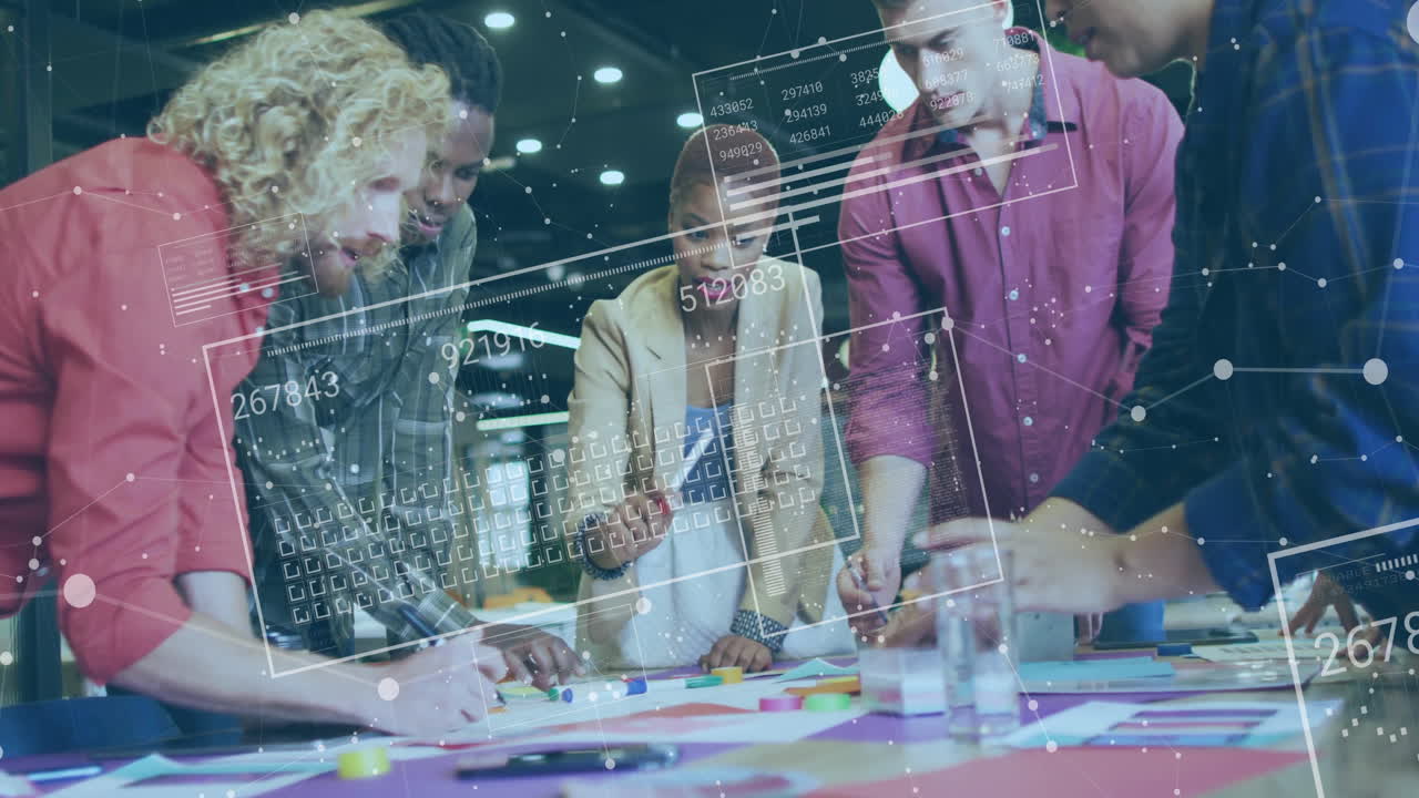 다양한 동료들이 작업에 대해 논의하는 데이터 처리 및 모양의 애니메이션