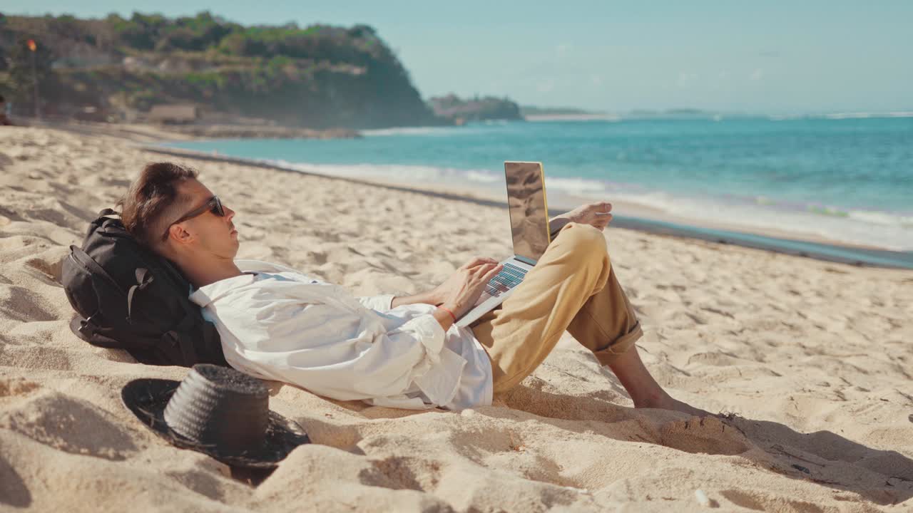 밀레니얼 세대의 젊은 디지털 유목민은 휴양지나 휴양지에서 해변에 앉아 노트북에서 일하고, 애플리케이션을 업데이트하거나 이메일 알림을 확인하고, 원격 사무실에서 일합니다.