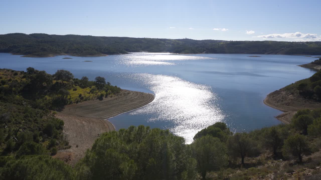 el embalse de la presa de barragem de odeleite en el alentejo, portugal