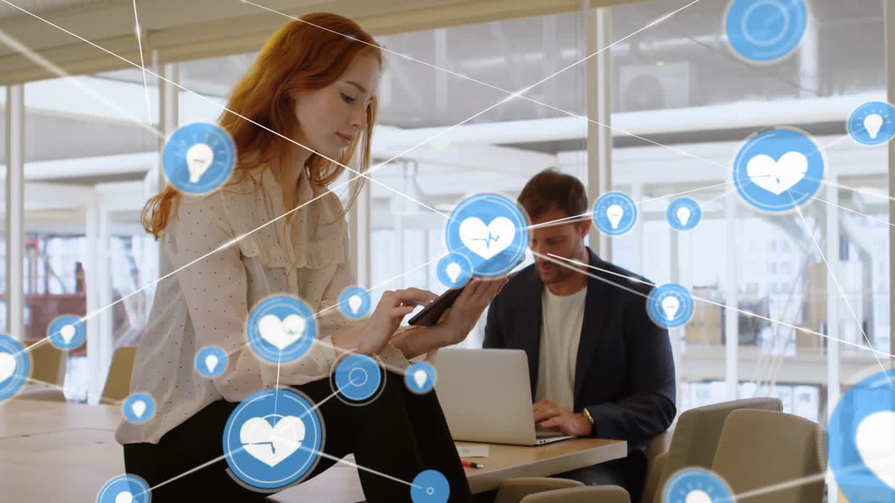 иконы взаимодействия в социальных сетях анимация над бизнесменами, работающими в офисе