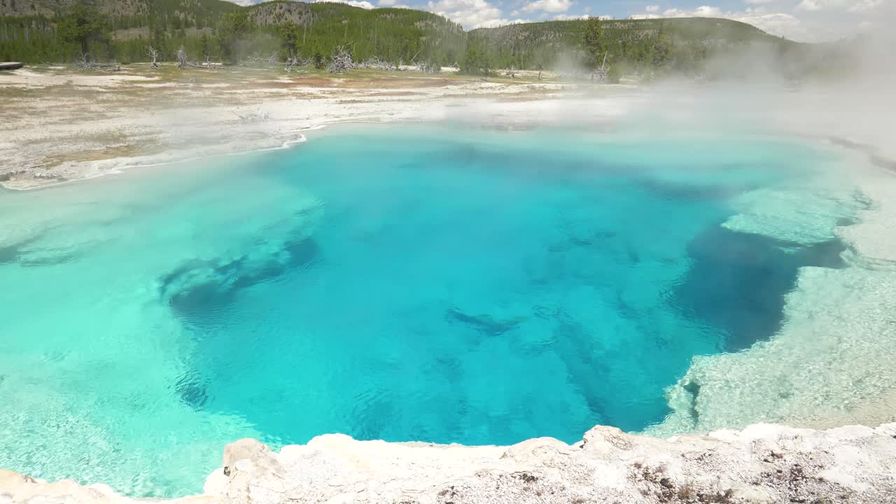 Upea, eloisan vihreä ja sininen kuumalähde Yellowstone-kansallispuistossa