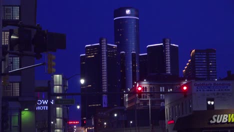 La-Ciudad-De-Detroit,-Michigan-Con-Gm-Tower-En-La-Noche